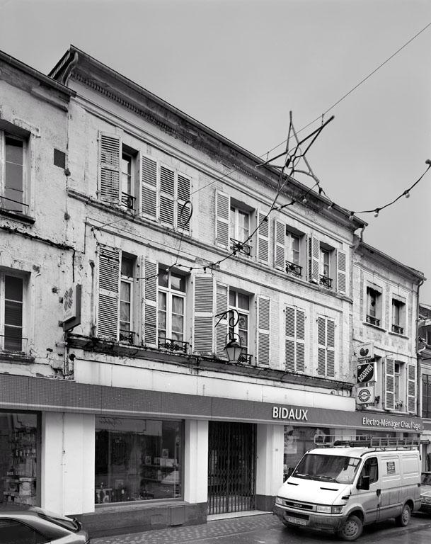 Vue de la façade sur rue.