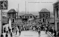 Sortie des ouvriers de l'usine vers 1900 (Ecomusée du Beauvaisis).