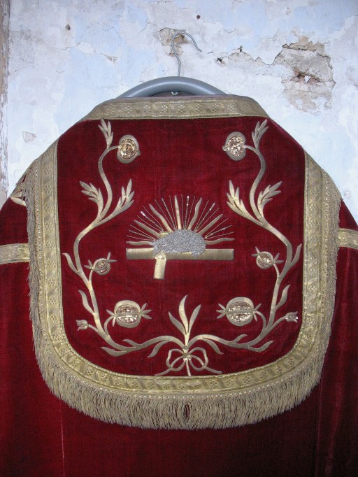 Ensemble : chasuble, chape, deux dalmatiques (ornement rouge)