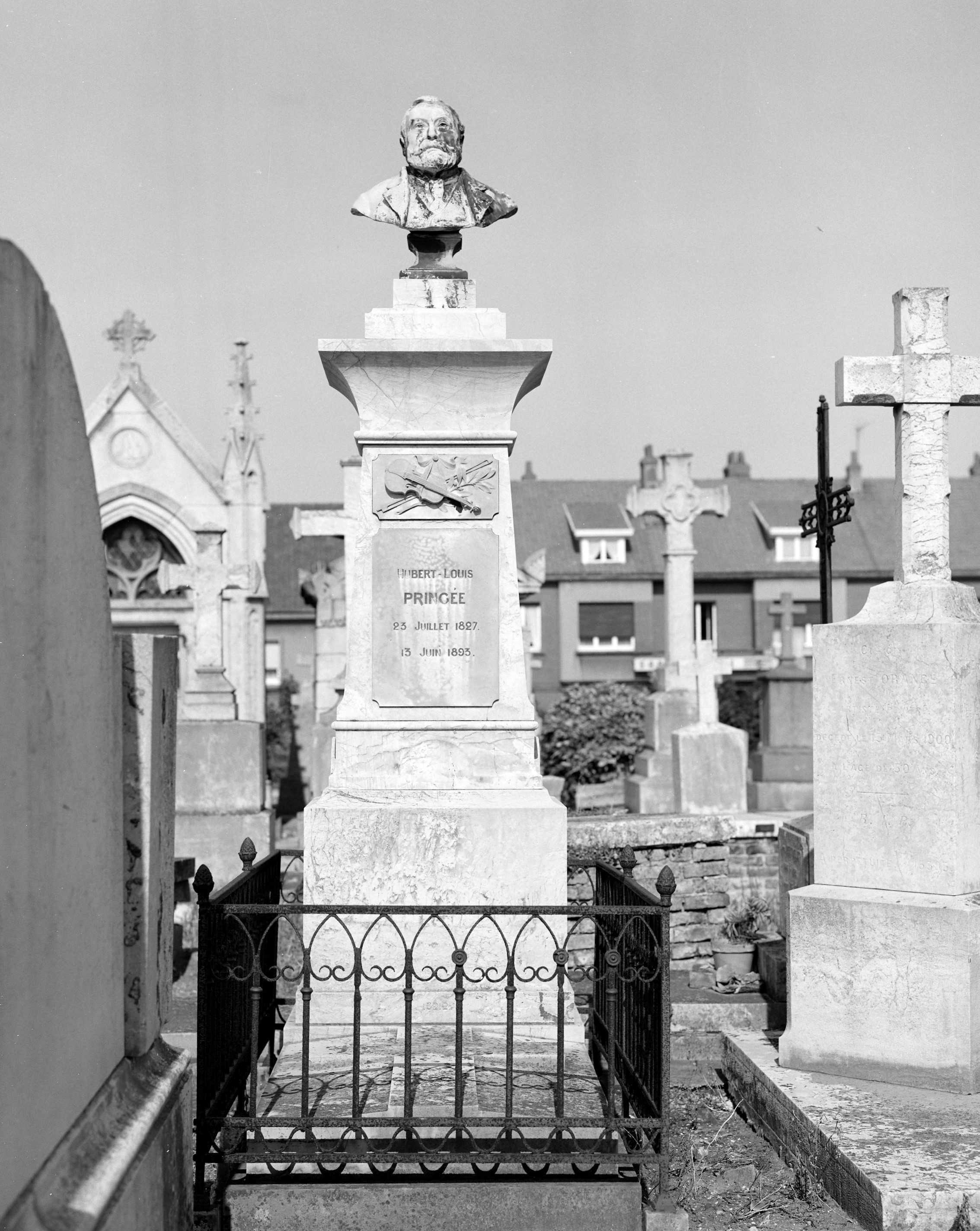 Ensemble de trois tombeaux : tombeaux d'Ernest Deseille, d'Hubert-Louis Pringée et de Louis Bénard