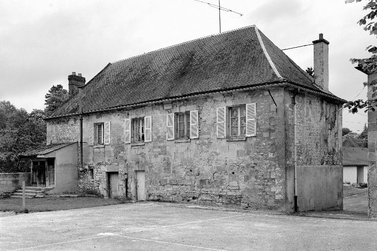 L'ancien château de Puiseux-en-Retz (vestiges), actuellement ferme, maisons, mairie-école