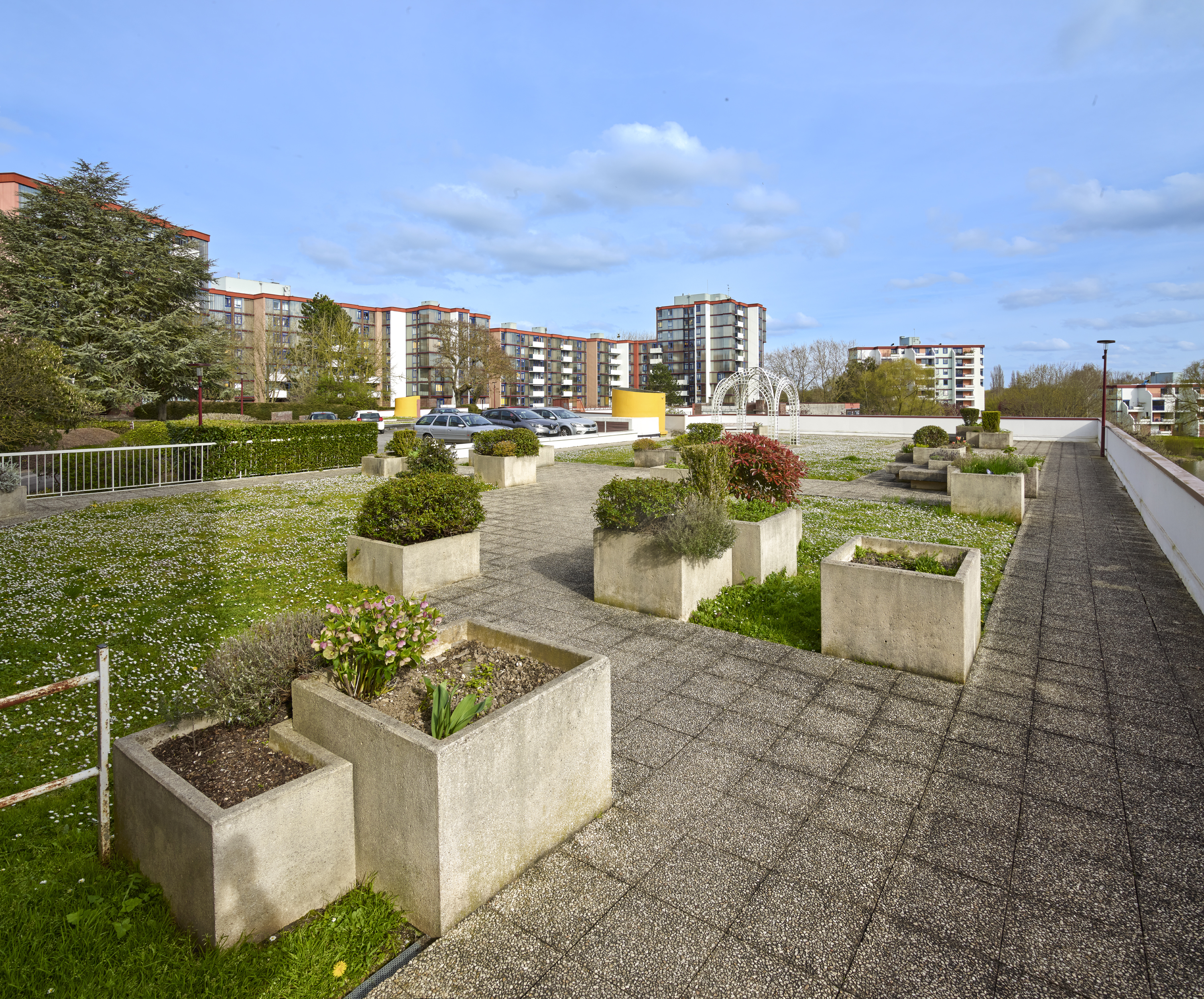 Jardinières-banc en béton sur le toit-terrasse du restaurant.