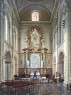 Ensemble de l'autel retable du Sacré-Cœur (autel, tabernacle, retable, deux porte-luminaires, clôture d'autel)