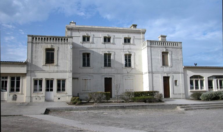 Ancienne maison de villégiature, dite La Bastide ou La Bastille, devenue colonie de vacances de Beauvais et de la région (actuellement centre d'aide par le travail)