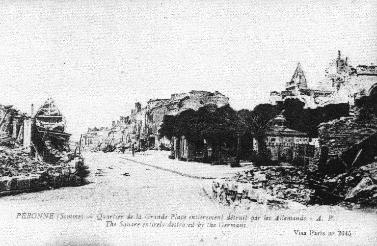 Quartier de la Grande Place entièrement détruit par les Allemands (Historial de la Grande Guerre, Péronne ; fonds Van Treeck).
