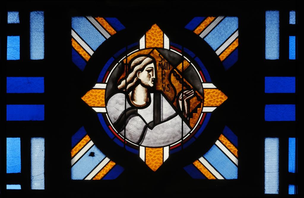 Ensemble des six verrières figurées décoratives de la nef : les quatre symboles évangéliques, saint Pierre et saint Paul