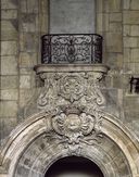 Détail du décor de la porte de la grande sacristie, et de la fenêtre qui la surmonte.
