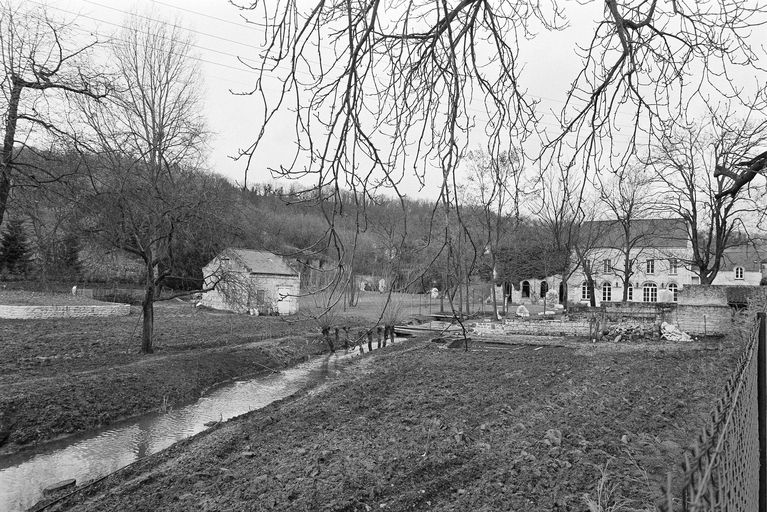 Ancien moulin à farine, dit Moulin Flobert, devenu sucrerie de betteraves Bride, puis Larangot Frères et Cie, puis SA Sucrière de Berneuil-sur-Aisne