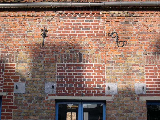 Ensemble de deux maisons, puis école primaire de filles et école primaire de garçons, actuellement école de musique et ateliers municipaux