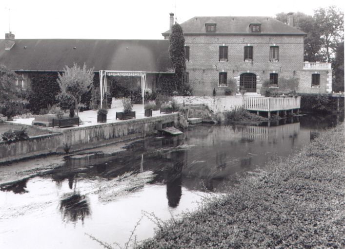 Moulin à blé d'Achy, puis tannerie Lesquandieu, puis scierie Dubus, Bilger, puis Mécabois, devenu logement et entrepôt industriel