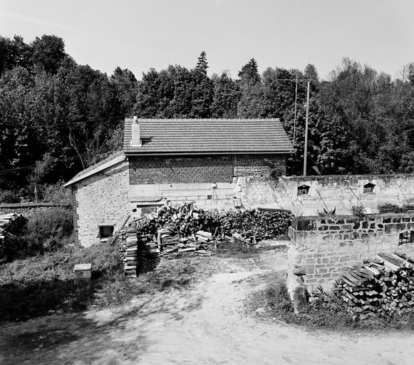 Ancienne sucrerie de betteraves et distillerie Pluchard Dumont et Cie, puis Desmarest Frères, puis Ducharron Louis, puis Rollot et Moreau, puis SA Sucrerie et Distillerie de Pierrefonds (vestiges)