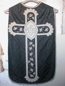 Ensemble : chasuble, deux dalmatiques, trois étoles, deux manipules, voile de calice, bourse de corporal (ornement noir)