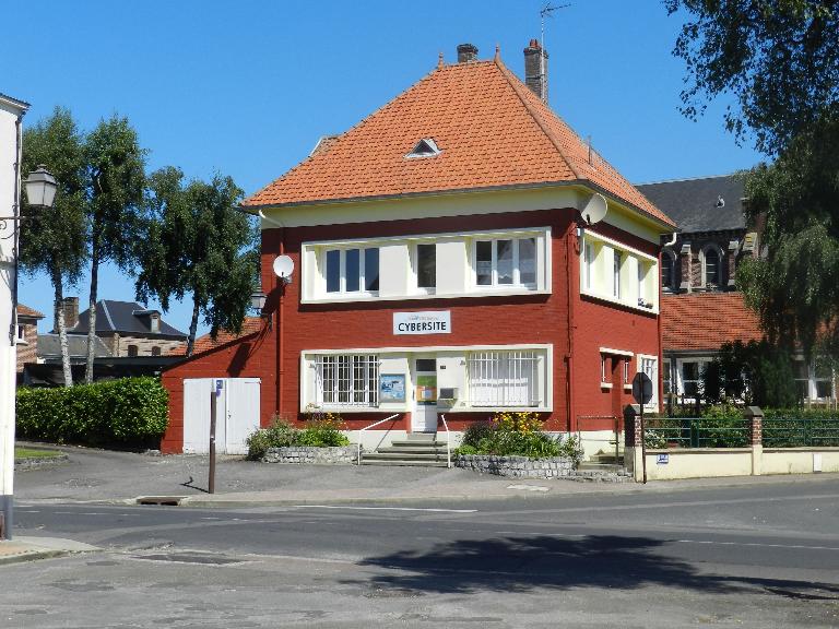 École primaire de Fressenneville (ancienne église paroissiale et cimetière Saint-Quentin)