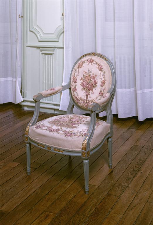 Ensemble de 5 fauteuils en cabriolet et d'un canapé, de style Louis XVI