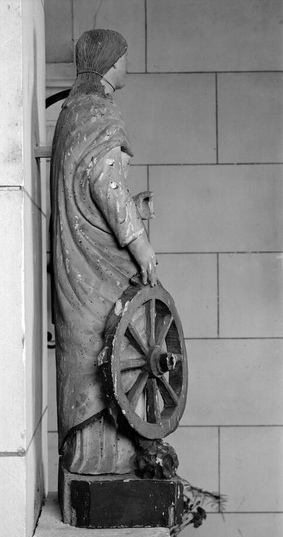 Statue (demi-nature) : sainte Catherine