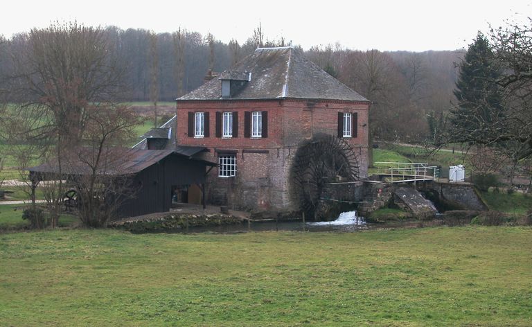 Ancien moulin à blé, dit Moulin d'En-Bas ou de l'Eglise, devenu usine de polissage de verres optiques Derogy, puis scierie Thiébaut