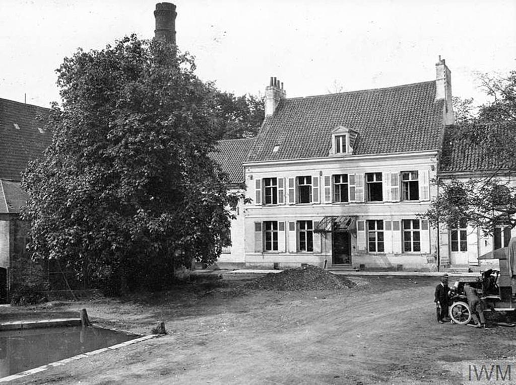 Maison de maître et cour de la ferme vers 1910. Une partie du flot est visible sur la gauche du cliché. (Coll. part.).