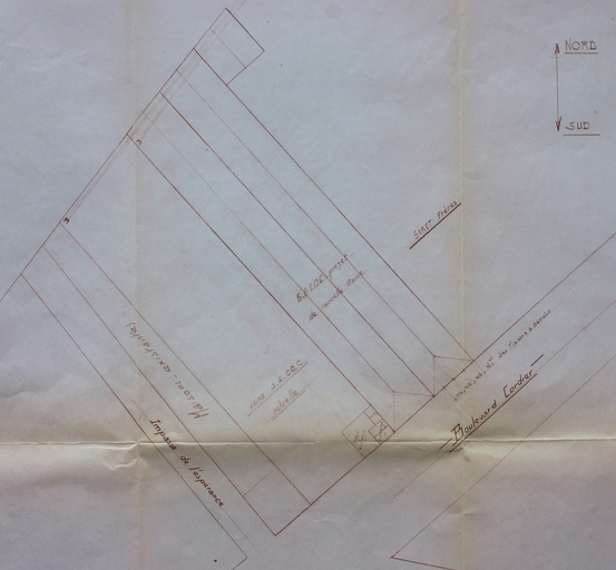 Ancienne usine de matériel agricole Aquaire, puis de la société F. Bonnelle et Cie, puis cartonnerie de la SA du Carton Ondulé Cuirassé (SACOC), actuellement dépôt d'archives Magemod