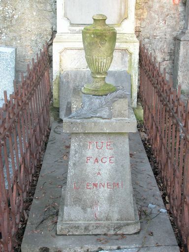 Tombeau (stèle funéraire) de la famille Dabonneville et cénotaphe de Gaston Raquet