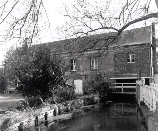 Ancien moulin à farine, devenu atelier de polissage de verre Cozette, puis laiterie industrielle Charles Gervais