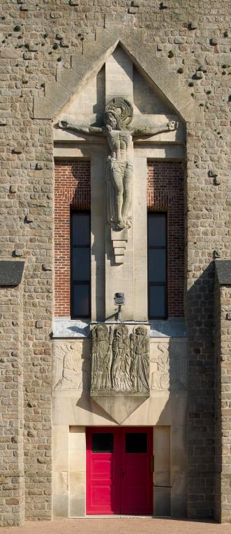 Décor sculpté par Albert Binquet : anges, Christ en croix (date portée 1928).