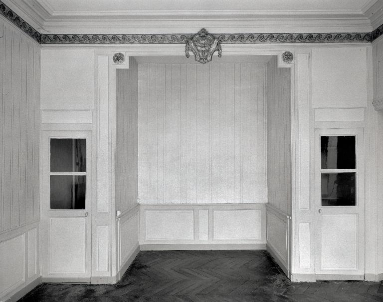 Lambris de revêtement, alcôve et manteau de cheminée (décor intérieur d'une chambre de l'étage)