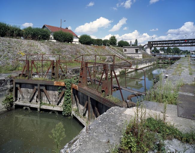 Ecluses sur l'Oise canalisée à Pont-Sainte-Maxence