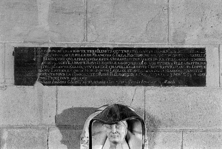 Ensemble de deux éléments réputés provenir du monument funéraire de l'abbesse Gabrielle-Marie de la Rochefoucauld : plaque funéraire et relief