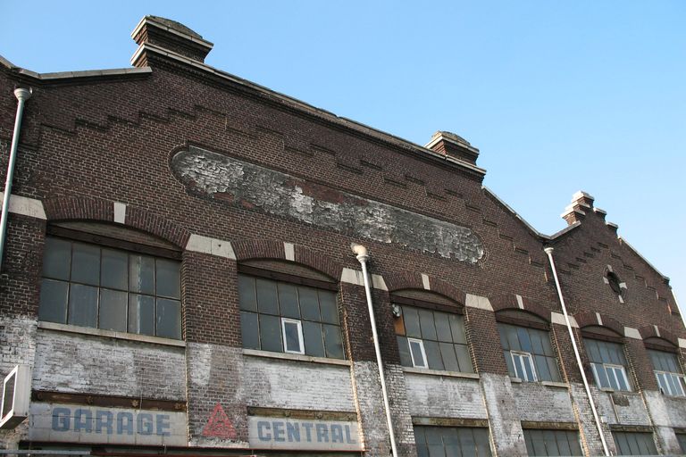 Ancienne fonderie de zinc Allary, puis usine de serrurerie (usine de coffres-forts) Fichet, puis garage de réparation automobile, puis dépôt d'autobus, puis entrepôt commercial