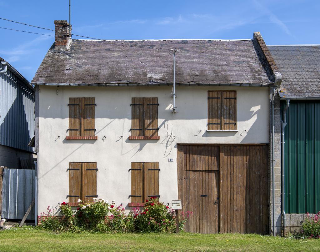 Logis sur rue avec entrée charretière, n°10 rue de la Ville, vue de la façade depuis le sud.