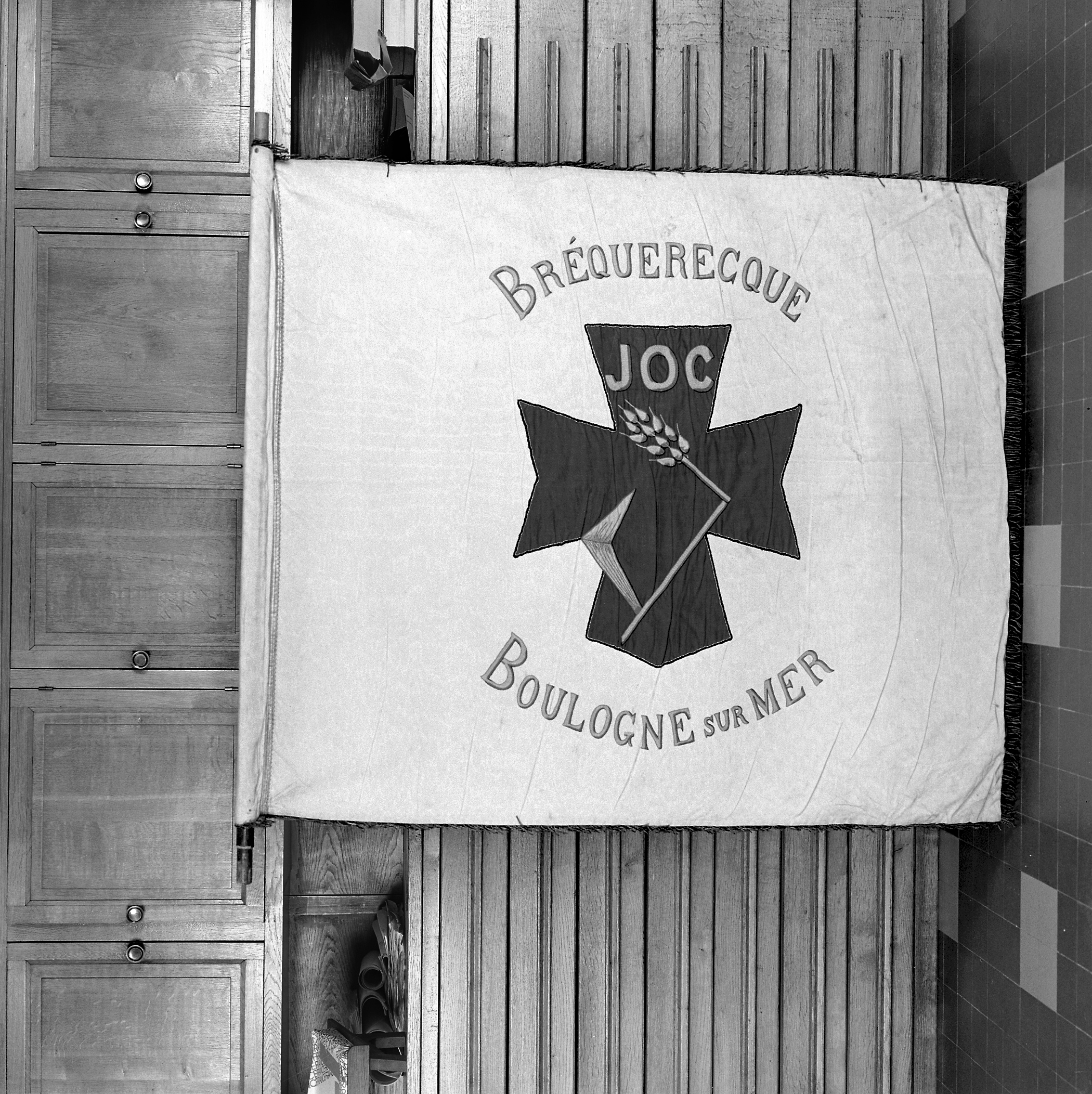 Étendard de procession de la jeunesse ouvrière chrétienne dite JOC