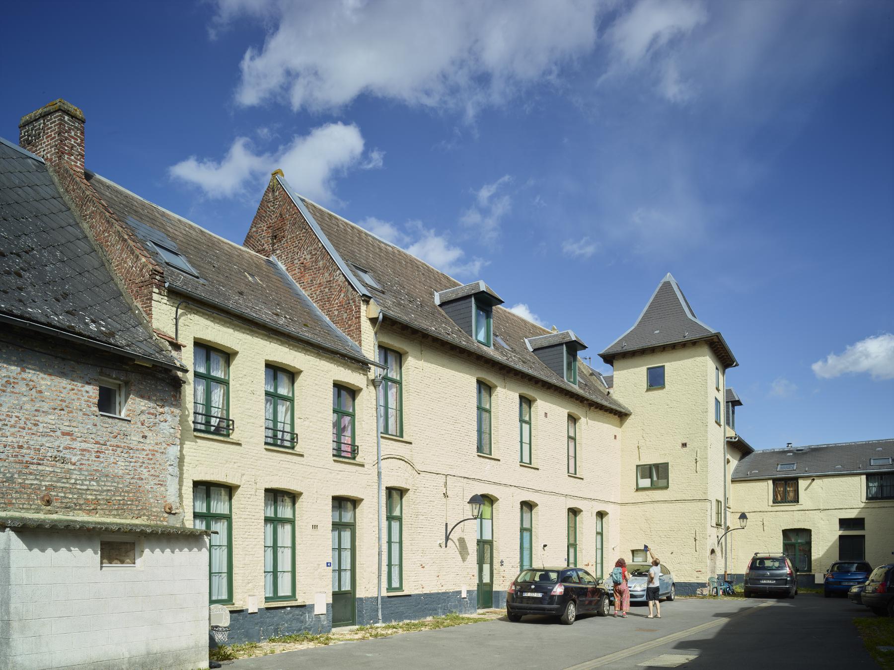 Ancienne caserne de cavalerie, puis gendarmerie, actuellement immeuble à logements