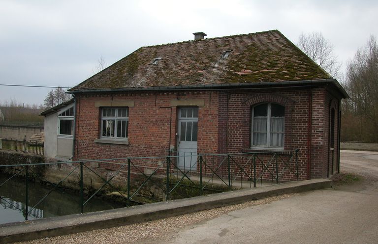 Ancien moulin à foulon et moulin à huile Ducarroy, puis moulin à farine Adam, devenu minoterie et usine de tabletterie Lanquepin, puis minoterie Mahieu, puis Coopérative agricole de Rochy-Condé