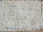 Croix funéraire (?) gravée sur le mur nord de la nef, 18e siècle (?).