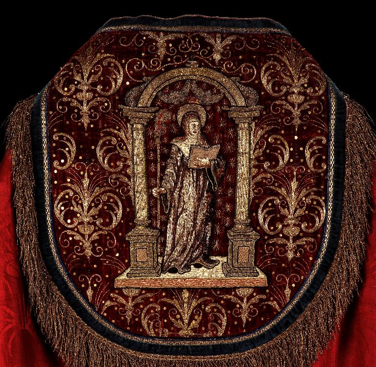 Ensemble de l'ornement rouge de l'église Saint-Étienne (trois chapes, une chasuble et une paire de dalmatiques)