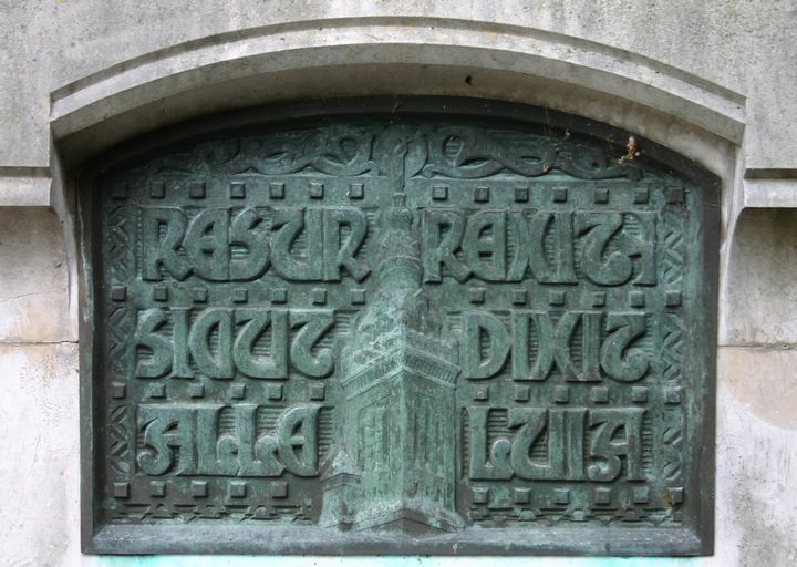 Ensemble de deux bas-reliefs : Notre-Dame de Brebières et Adrien Duthoit dans son atelier