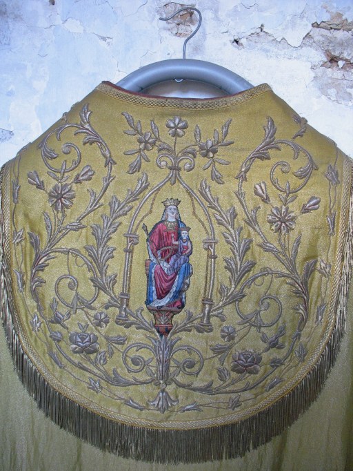 Chape (ornement doré, avec décor Vierge à l'Enfant)