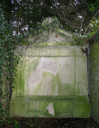 Tombeau (chapelle) de la famille Barbier-Lequien et tombeau (stèle funéraire) de la famille Ricard-Barbier