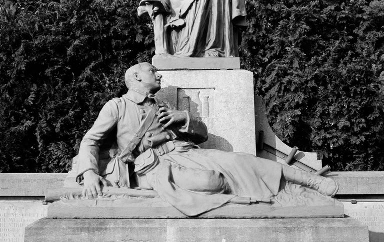 Groupe sculpté (figure colossale) : La Victoire et le soldat mourant