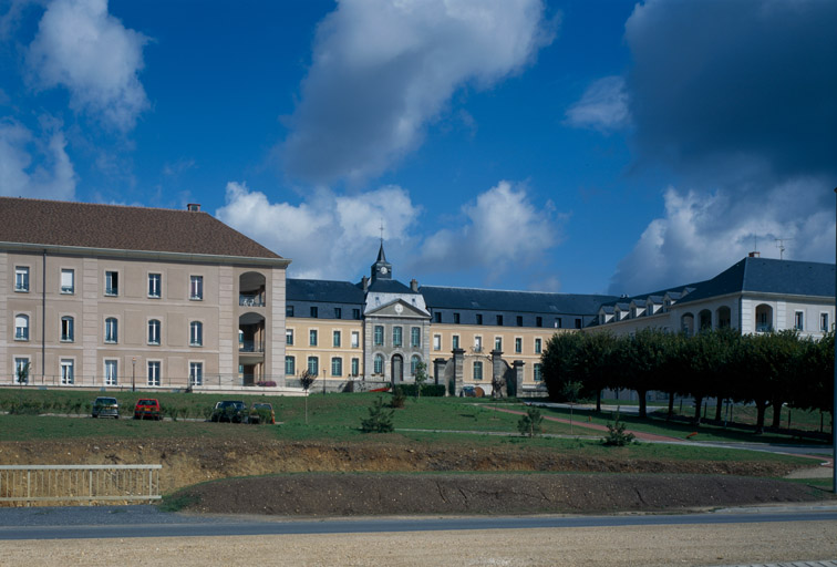 Ancienne maladrerie Saint-Jean-Baptiste, dite Hôpital la Charité, puis d'Hospitaliers de Saint-Jean de Dieu (actuelle résidence Bellevue, EHPAD du centre hospitalier Jeanne-de-Navarre)