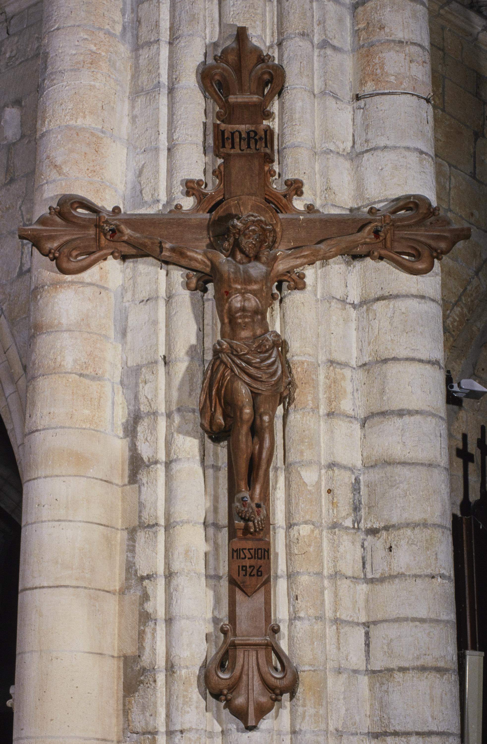 Croix : Christ en croix, de style néo-gothique