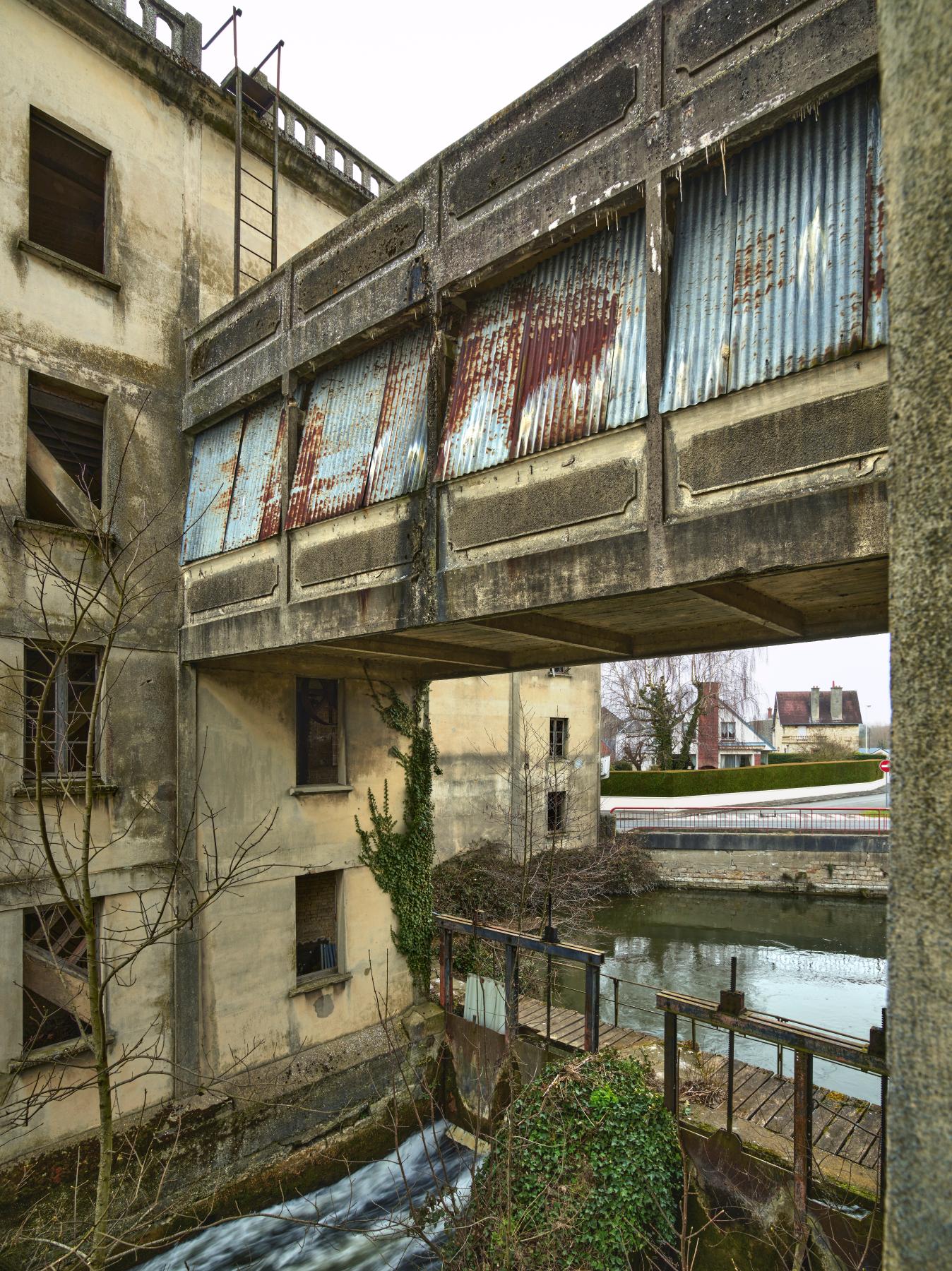 Anciens moulins de la porte de Paris, puis minoterie dite Moulins Damay, puis Grands Moulins de Péronne (détruit)