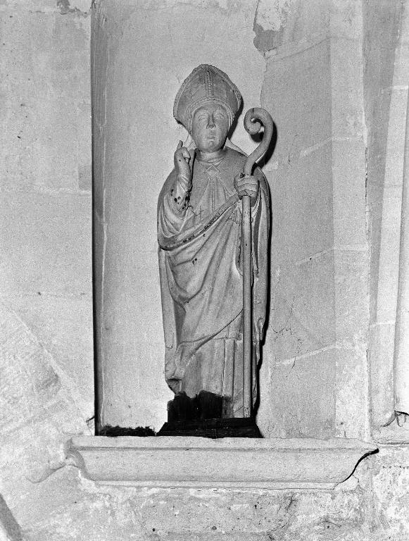 Statue (demi-nature) : saint évêque