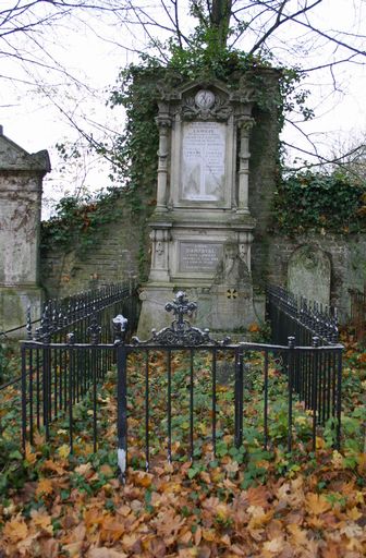 Enclos funéraire de la famille de l'entrepreneur de monuments funèbres François Hippolyte Lamolet [Lamolet-Damerval]