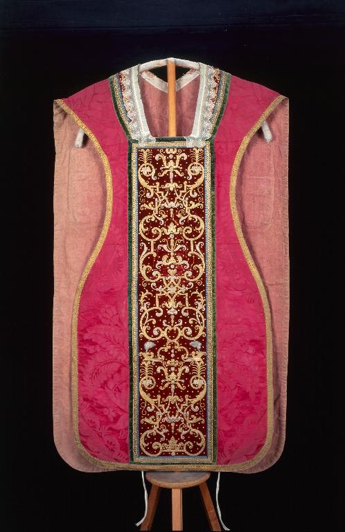 Chasuble de l'ornement rouge de l'église Saint-Étienne