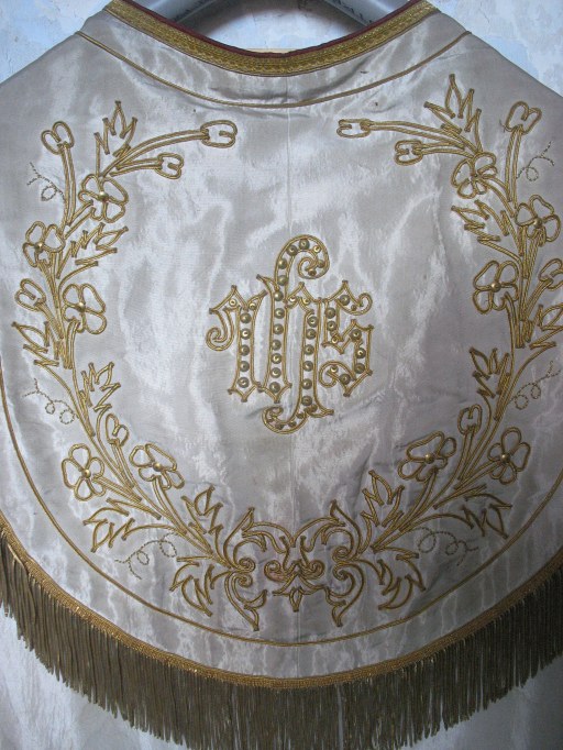 Chape (ornement blanc, avec décor I.H.S., No 3)