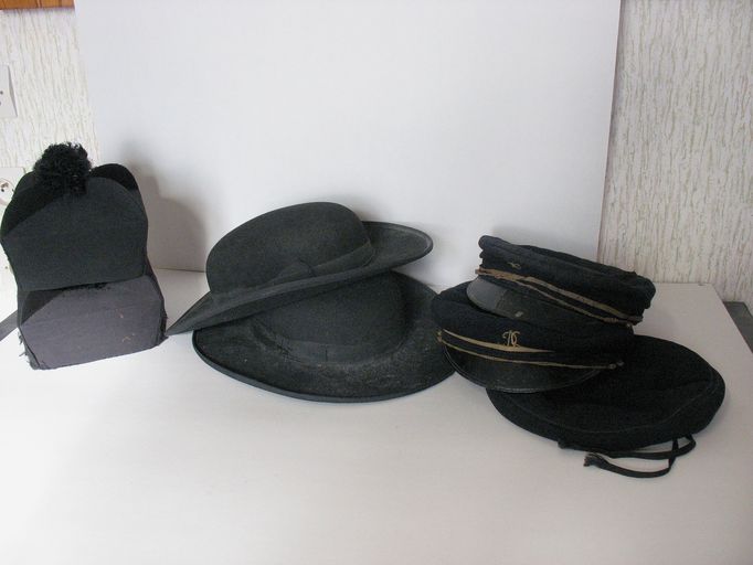 Ensemble de deux chapeaux de clerc, deux barrettes, deux casquettes et un béret