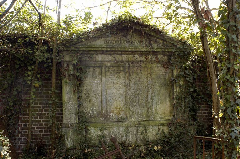 Tombeau (stèle funéraire) de la famille Racine (ancien enclos funéraire)