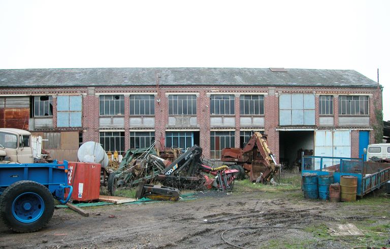 Ancienne briqueterie et usine de poterie Desmarquest, devenue usine de préparation de produits textiles (linière) De Conninck, devenue atelier de chaudronnerie et de mécanique Dubois