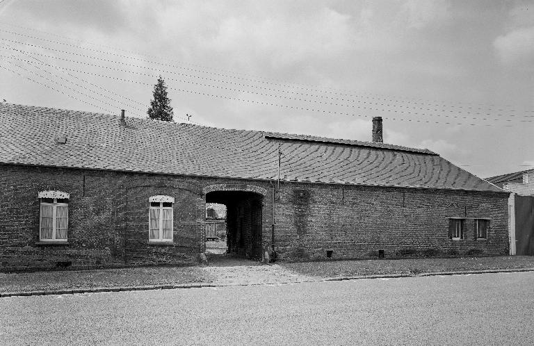 Anciennes écuries du château (détruit) de Mailly-Maillet, puis brasserie Albert Levisse